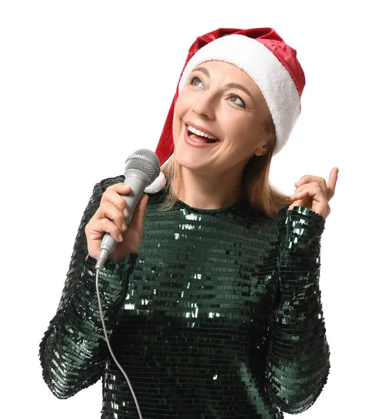 Noel Baba Şapkalı Olgun Bir Kadın Mikrofonuyla Beyaz Arka Planda — Stok fotoğraf