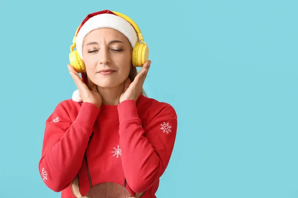Kulaklıklı Olgun Bir Kadın Arka Planda Noel Şarkıları Dinliyor — Stok fotoğraf