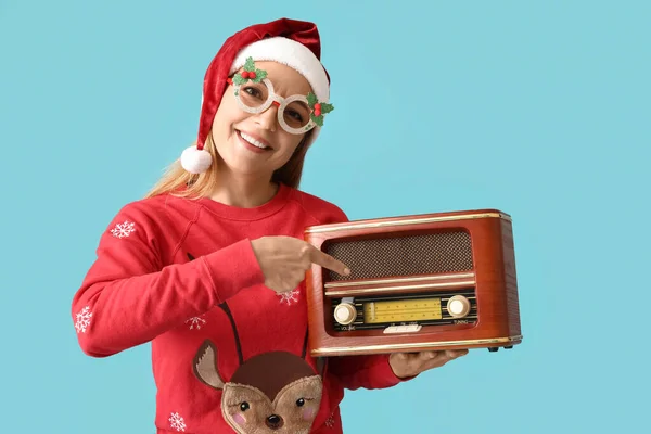Radyo Alıcısı Olan Olgun Bir Kadın Arka Planda Noel Müziği — Stok fotoğraf