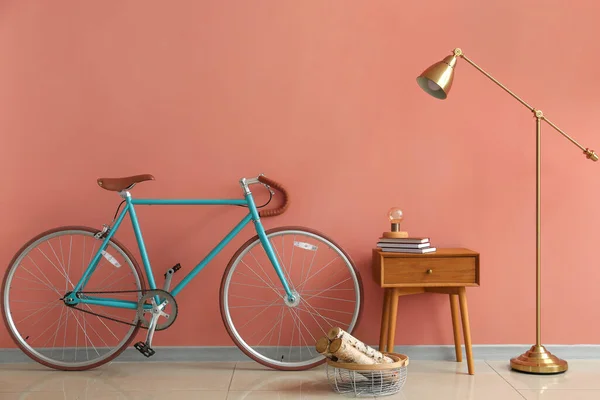 Tahta Masalı Bisiklet Pembe Duvarlı Lamba — Stok fotoğraf