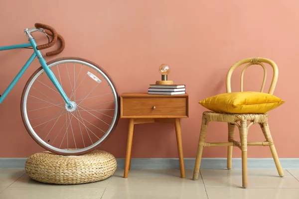 Kitaplı Masa Sandalye Bisiklet Pembe Duvarın Yanında — Stok fotoğraf