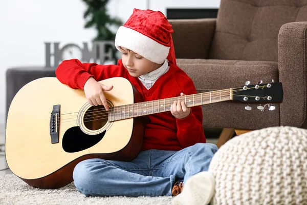 Menino Chapéu Santa Tocando Guitarra Casa — Fotografia de Stock