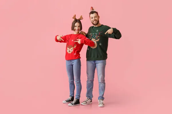 Junges Paar Stilvoller Weihnachtskleidung Auf Farbigem Hintergrund — Stockfoto