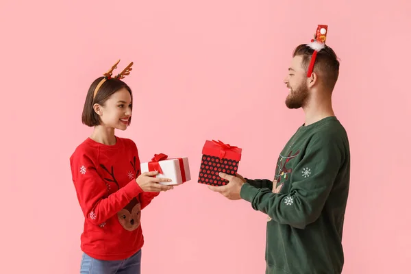 Happy Young Couple Stylish Clothes Christmas Gifts Color Background — Stock Photo, Image