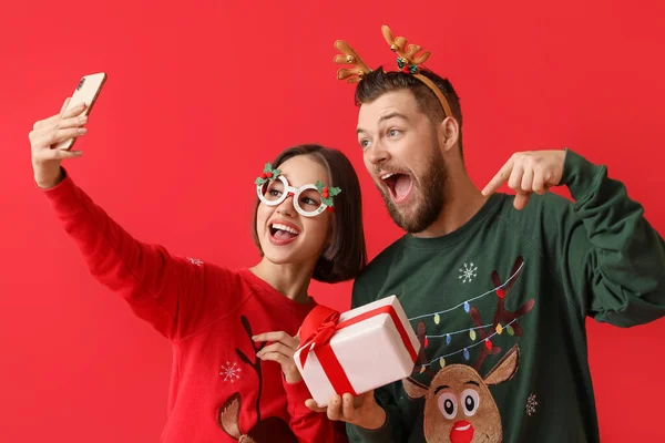 Feliz Pareja Joven Ropa Elegante Navidad Con Regalo Tomar Selfie — Foto de Stock