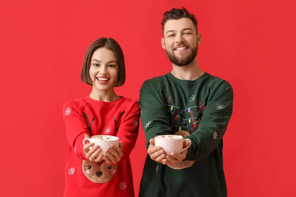 Pareja Joven Ropa Elegante Navidad Con Tazas Chocolate Caliente Fondo — Foto de Stock