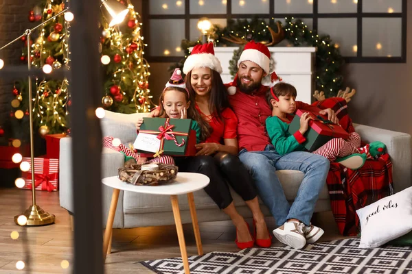 Família Feliz Com Crianças Presentes Sentados Sofá Casa Véspera Natal — Fotografia de Stock