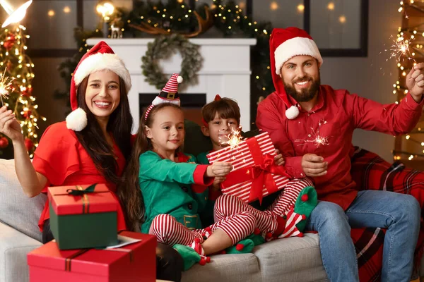 Família Feliz Com Crianças Faíscas Casa Véspera Natal — Fotografia de Stock