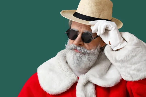 Холодный Санта Клаус Цветном Фоне — стоковое фото