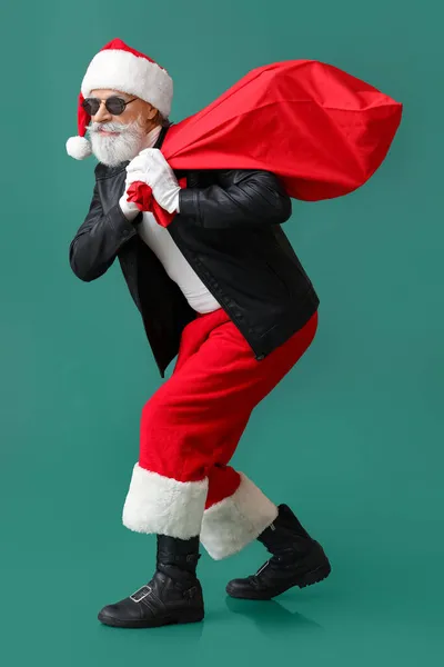 Крутой Санта Клаус Кожаной Куртке Сумкой Цветном Фоне — стоковое фото