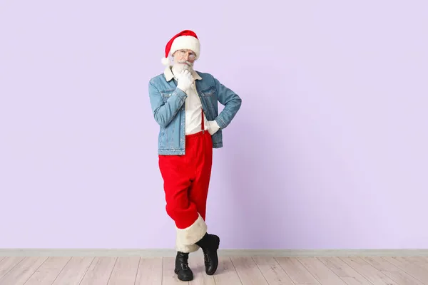 Fajny Przemyślany Święty Mikołaj Tle Koloru — Zdjęcie stockowe