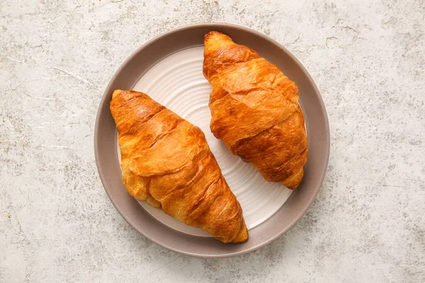 Plate Delicious Croissants Light Background — Stock Photo, Image