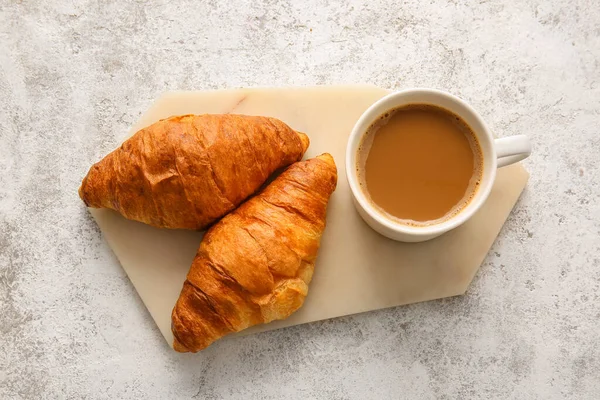 Bord Met Heerlijke Croissants Kopje Koffie Lichte Achtergrond — Stockfoto