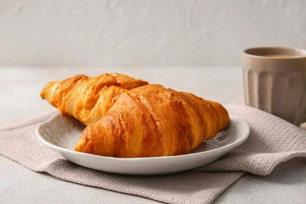 Plaat Met Heerlijke Croissants Witte Achtergrond — Stockfoto