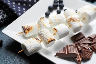 Koyu arkaplanda lezzetli ızgara marşmelov tabağı