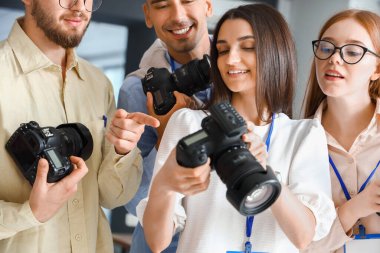 Stüdyoda gençlere profesyonel fotoğrafçı öğretiyor.