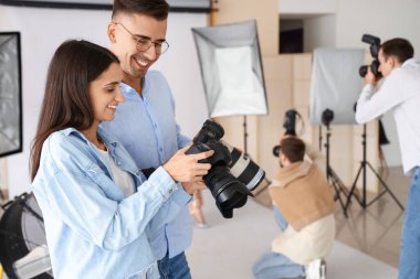 Stüdyodaki genç fotoğrafçılar