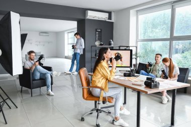 Stüdyoda ders sırasında bir grup genç fotoğrafçı