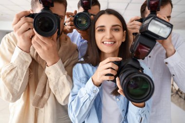 Stüdyodaki dersler sırasında bir grup fotoğrafçı
