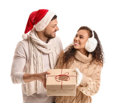 Beyaz arka planda Noel hediyesi olan mutlu çift