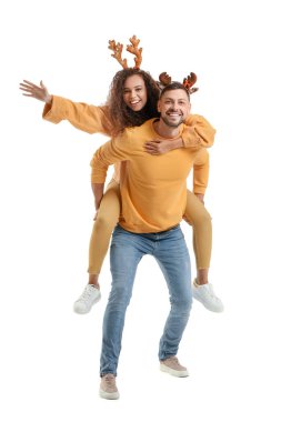 Beyaz arka planda geyik boynuzları olan mutlu çift.