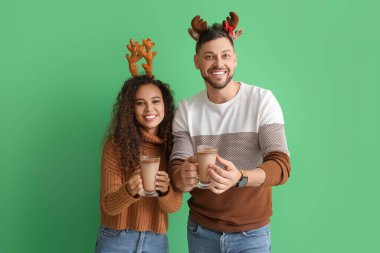 Arka planda sıcak çikolata olan mutlu çift.