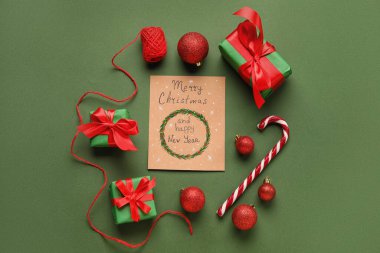 Hediye, dekor, tebrik kartı, Mutlu Noeller ve yeşil arka planda mutlu yıllar.