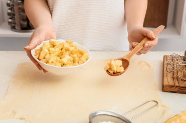 Mutfakta elmalı turta hazırlayan kadın.