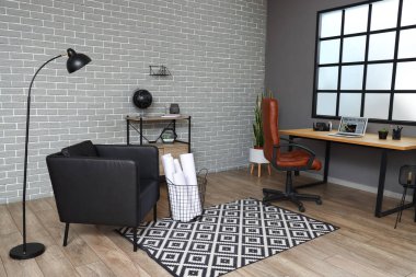 Modern iş yeri ve tuğla duvarlı şık bir oda.