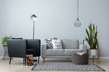 Modern koltuk ve kanepesi olan şık bir oturma odası.