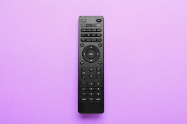Renk arkaplanı üzerinde modern TV uzaktan kumandası