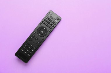Renk arkaplanı üzerinde modern TV uzaktan kumandası