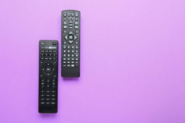 Renk arkaplanındaki modern TV uzaktan kumandaları