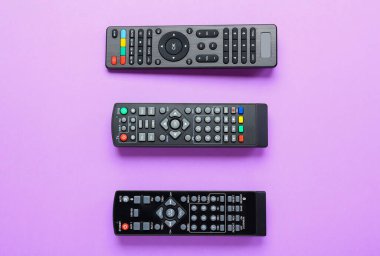 Renk arkaplanındaki farklı TV uzaktan kumandaları