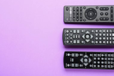 Renk arkaplanındaki farklı TV uzaktan kumandaları
