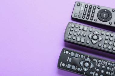 Renk arkaplanındaki farklı TV uzaktan kumandaları