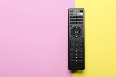 Renk arkaplanı üzerinde modern TV uzaktan kumandası