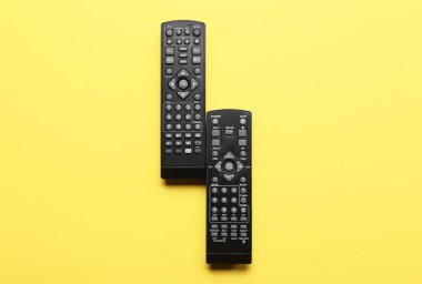 Renk arkaplanındaki modern TV uzaktan kumandaları