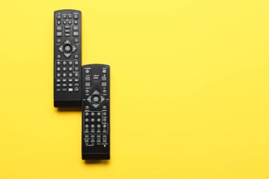 Renk arkaplanındaki modern TV uzaktan kumandaları