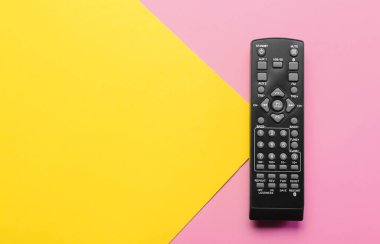 Renk arkaplanı üzerinde modern TV uzaktan kumandası
