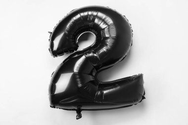 Beyaz zemin üzerinde şekil 2 siyah balon