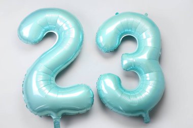 Işık arkaplanındaki yeşil balonlardan yapılmış Şekil 23