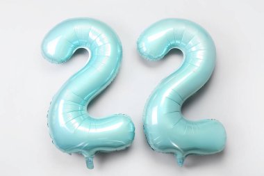 Işık arkaplanındaki yeşil balonlardan yapılmış figür 22