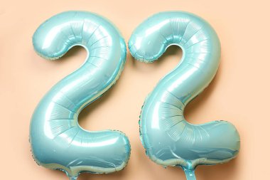 Bej arka planda balonlardan yapılmış Şekil 22