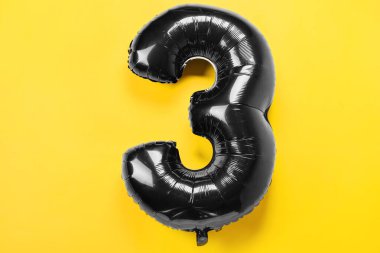 Sarı zemin üzerinde şekil 3 şeklinde balon
