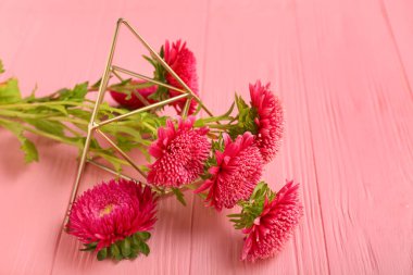 Renkli ahşap zemin üzerine güzel paskalya çiçekleri ve dekoratif piramitlerle kompozisyon, yakın plan