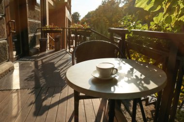 Açık kafedeki masada bir fincan lezzetli kahve.