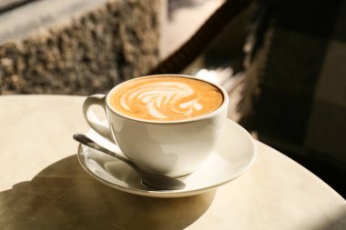 Açık kafedeki masada bir fincan lezzetli kahve.