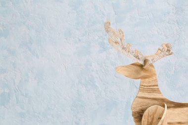 Renkli arka planda tahta ren geyiği, yakın plan