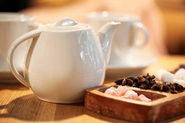 Çay demliği, Türk lokumu ve kafe masasında yıldız anason.